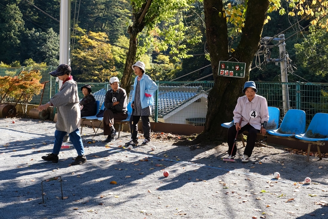 定期的にゲートボールを楽しむ奥多摩町の人々